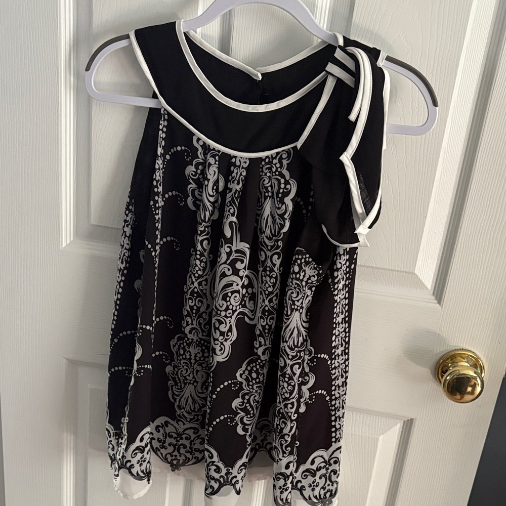 Elegant Black and White sleevless blouse